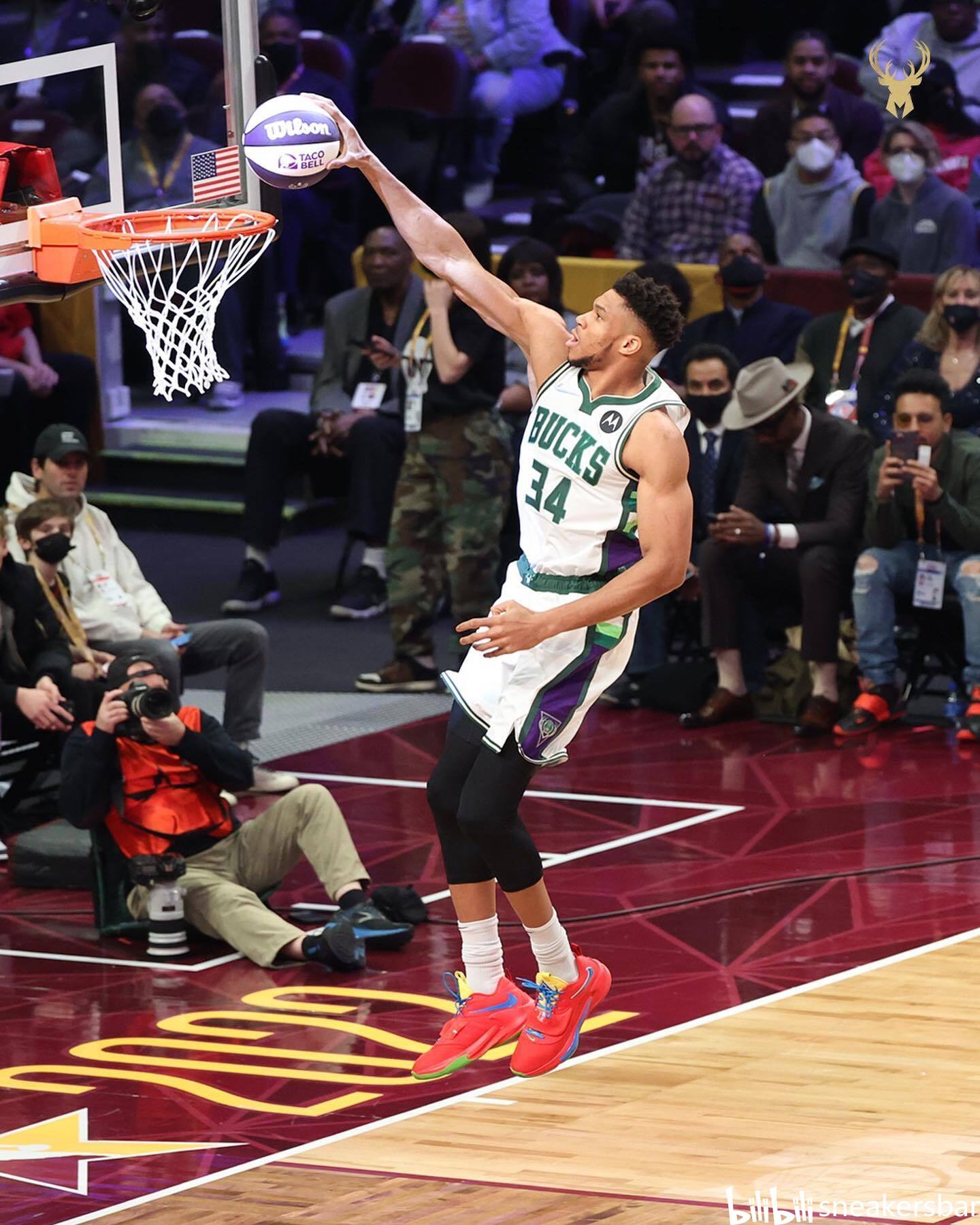 美国演员约翰尼-德普现场观看博卡比赛，并与里克尔梅合影（美国影星约翰尼·德普现身博卡比赛，与里克尔梅合影）