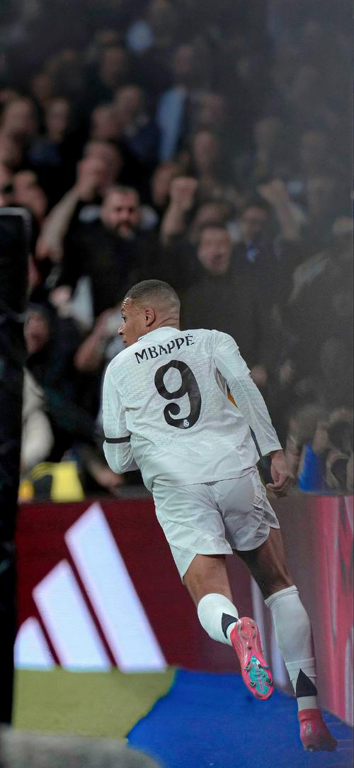 输送30米弧线制导！皇马巨星疑被诅咒：7次开天眼长传 却再度受伤（30米弧线制导般精准！皇马巨星似陷伤病魔咒：7记神级长传后又伤退）