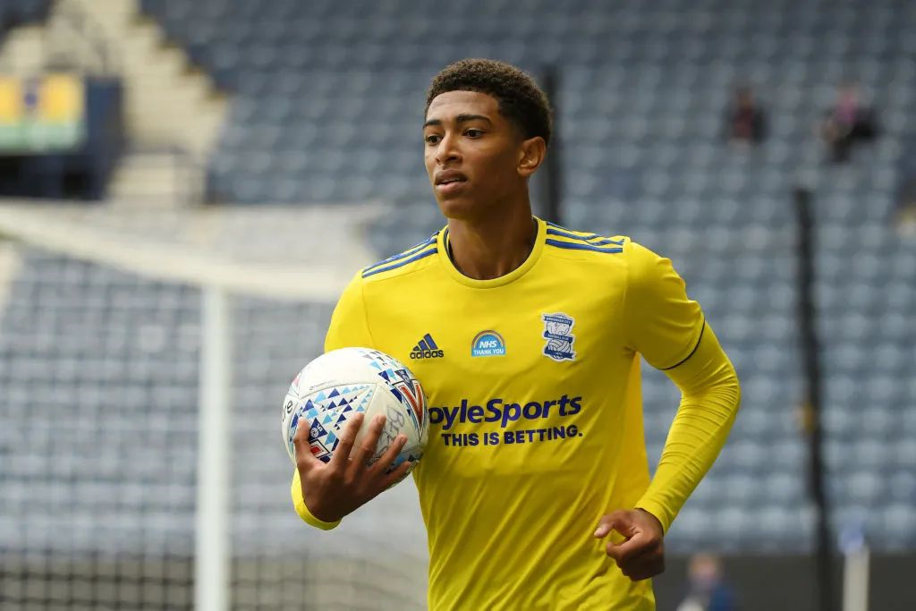 球场失意但！恩德里克红牌停赛看台观战，妻子喂食&美女环绕（赛场失意仍成焦点：恩德里克红牌停赛看台观战，妻子喂食美女相伴）