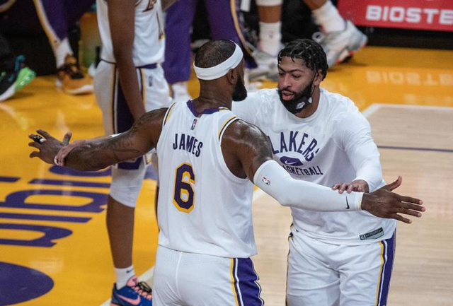 欧文突破防守造成杀伤球成功（欧文强突撕裂防线，造犯规并打成）