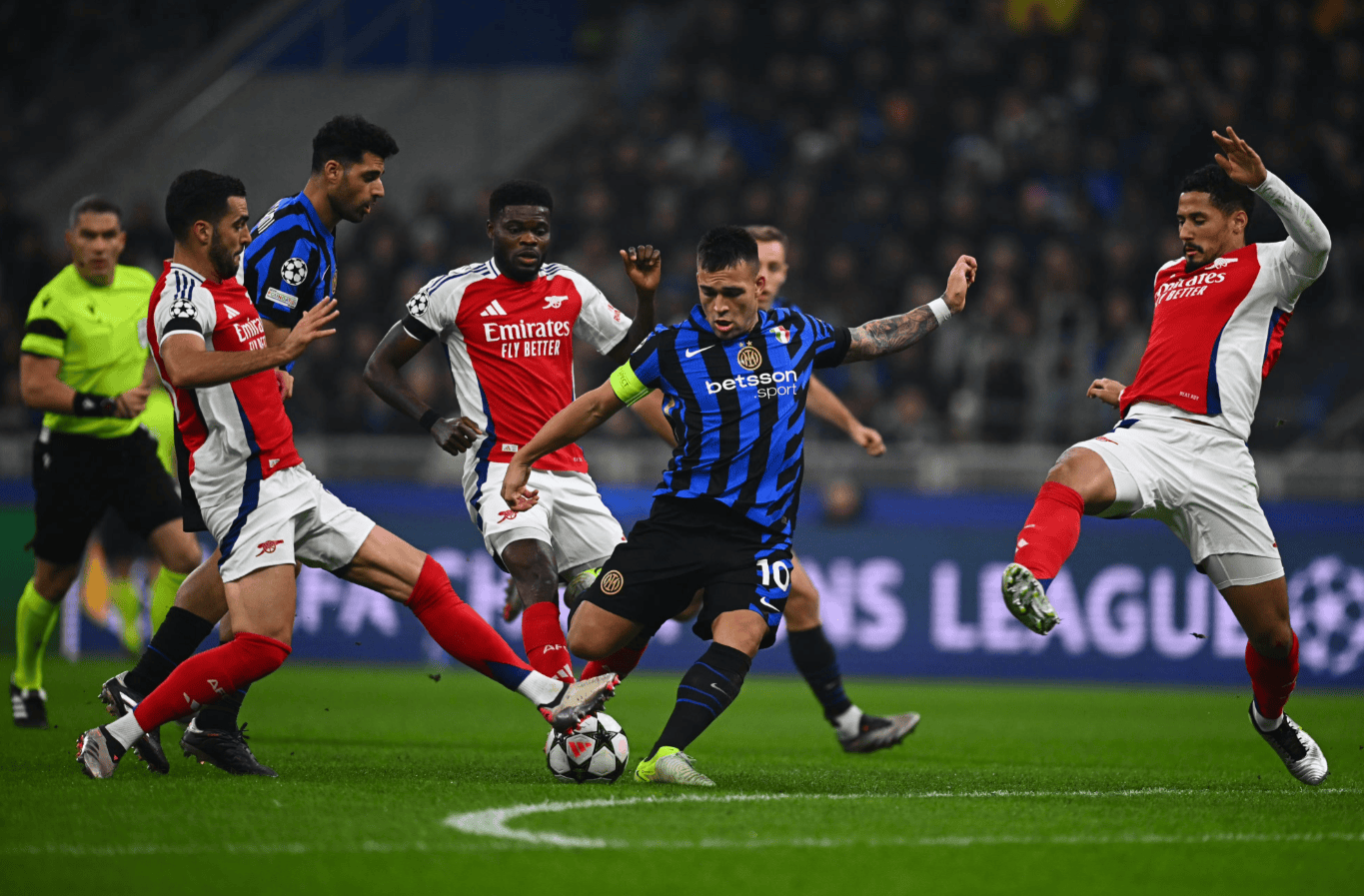 关键时刻谁在承担责任（危急关头，谁来扛起责任？）