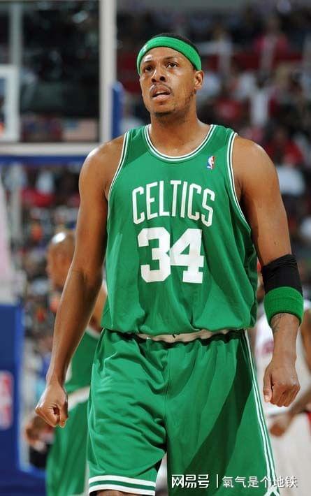 被球迷询问是否会考虑加盟阿森纳，库尼亚大笑回应（被问是否加盟阿森纳，库尼亚笑着回应）